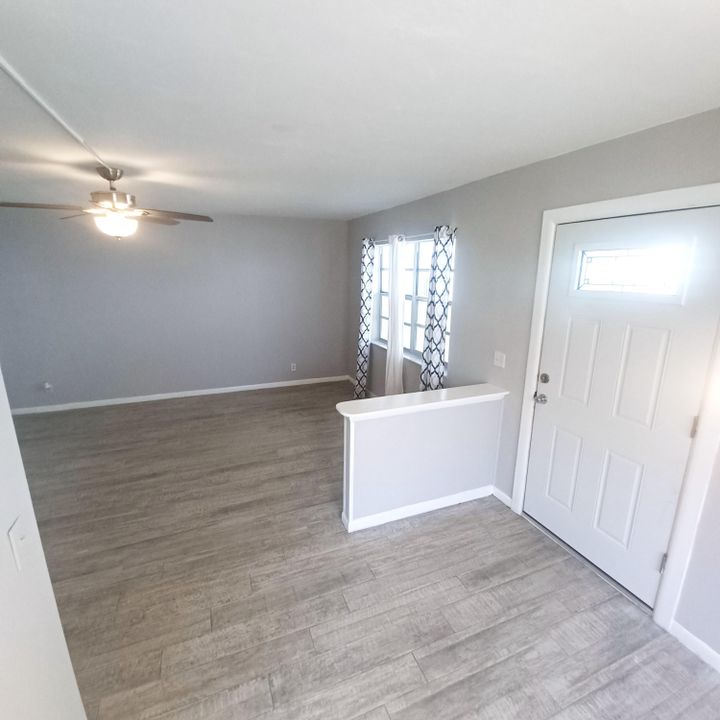 For Sale: $155,999 (2 beds, 2 baths, 907 Square Feet)