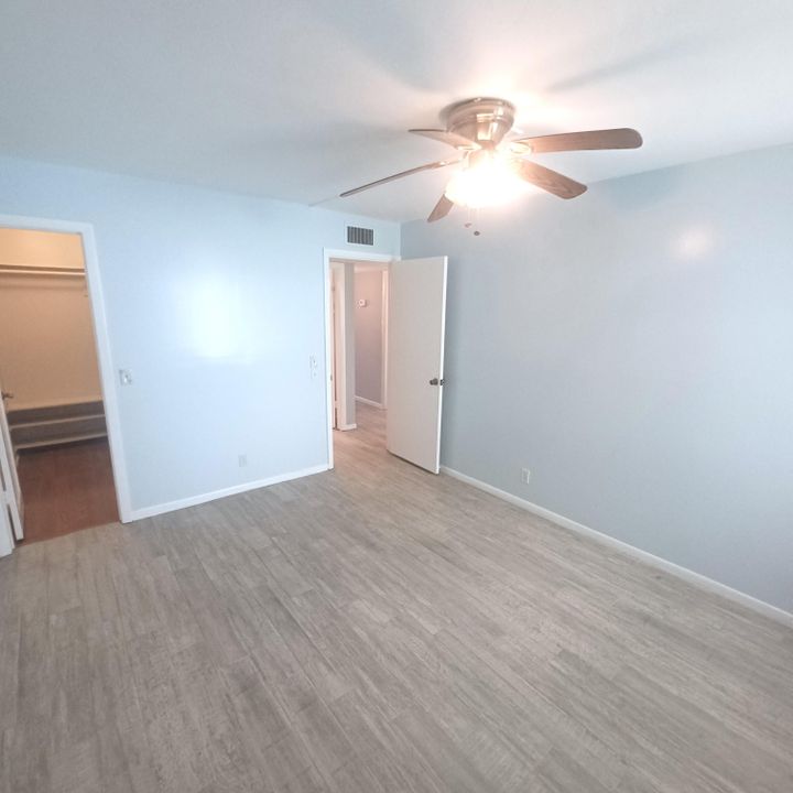 For Sale: $155,999 (2 beds, 2 baths, 907 Square Feet)