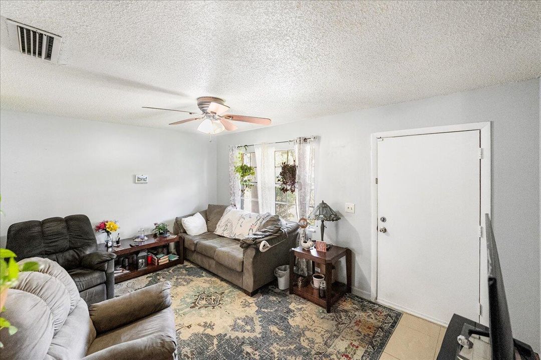 For Sale: $245,000 (2 beds, 1 baths, 880 Square Feet)