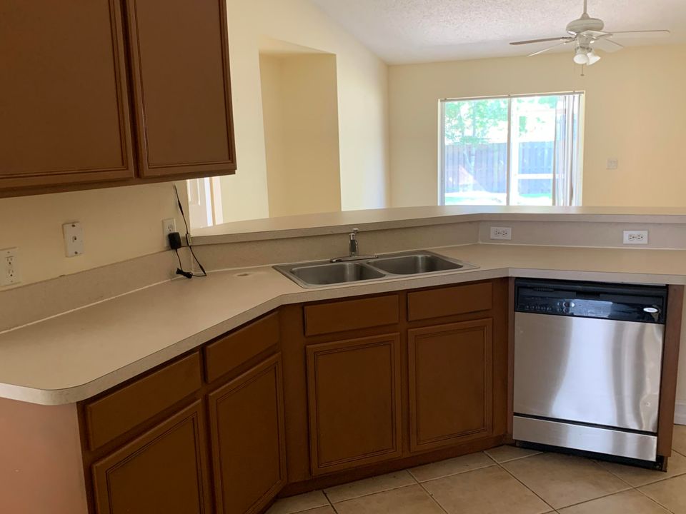 For Rent: $2,495 (3 beds, 2 baths, 1740 Square Feet)