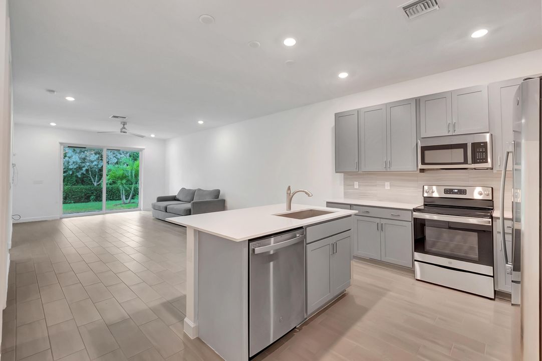 For Sale: $455,000 (2 beds, 2 baths, 1319 Square Feet)