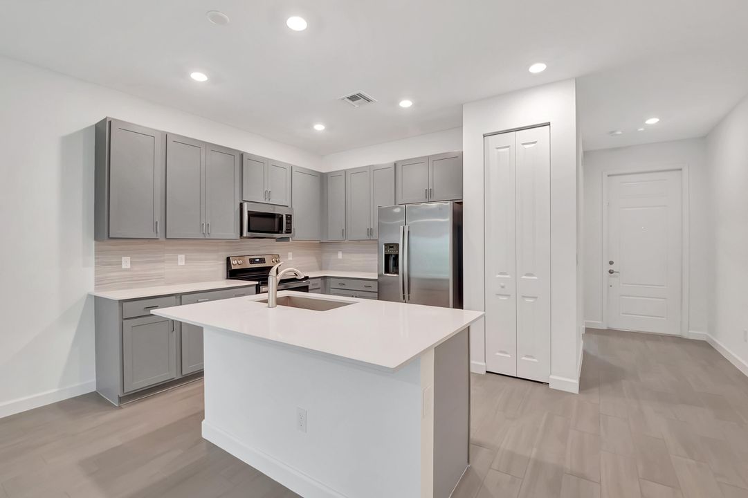 For Sale: $455,000 (2 beds, 2 baths, 1319 Square Feet)