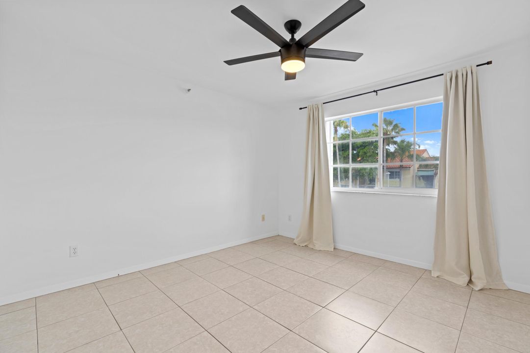 For Sale: $299,000 (2 beds, 2 baths, 1036 Square Feet)