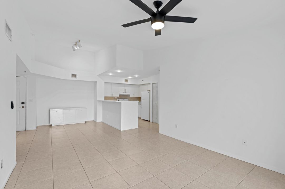 For Sale: $299,000 (2 beds, 2 baths, 1036 Square Feet)