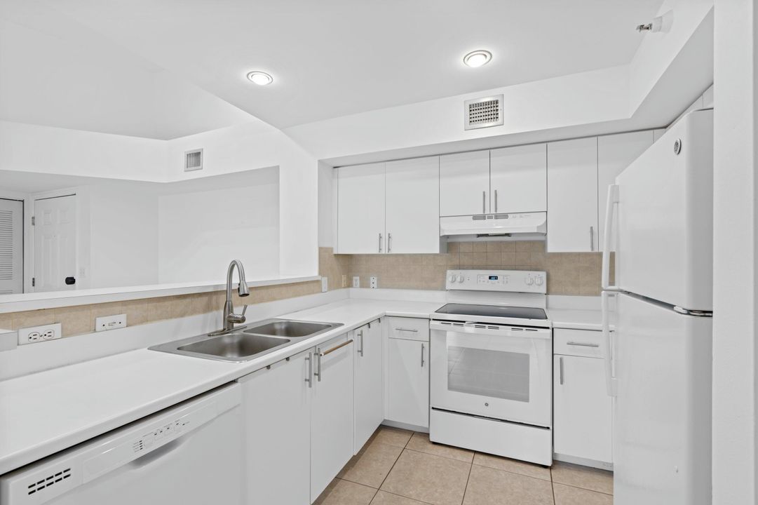 For Sale: $299,000 (2 beds, 2 baths, 1036 Square Feet)