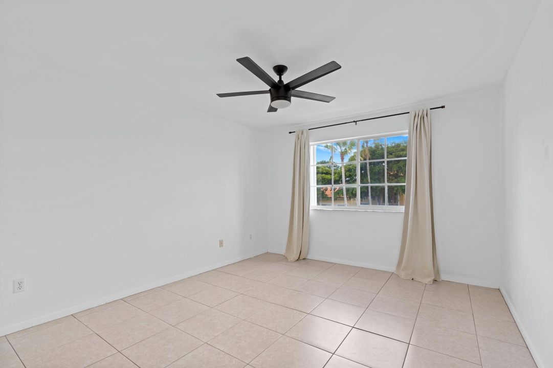 For Sale: $299,000 (2 beds, 2 baths, 1036 Square Feet)