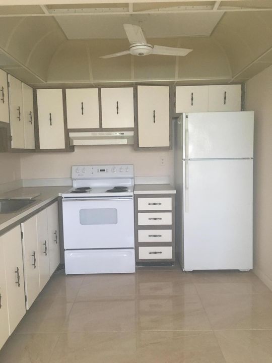 For Sale: $101,500 (1 beds, 1 baths, 760 Square Feet)