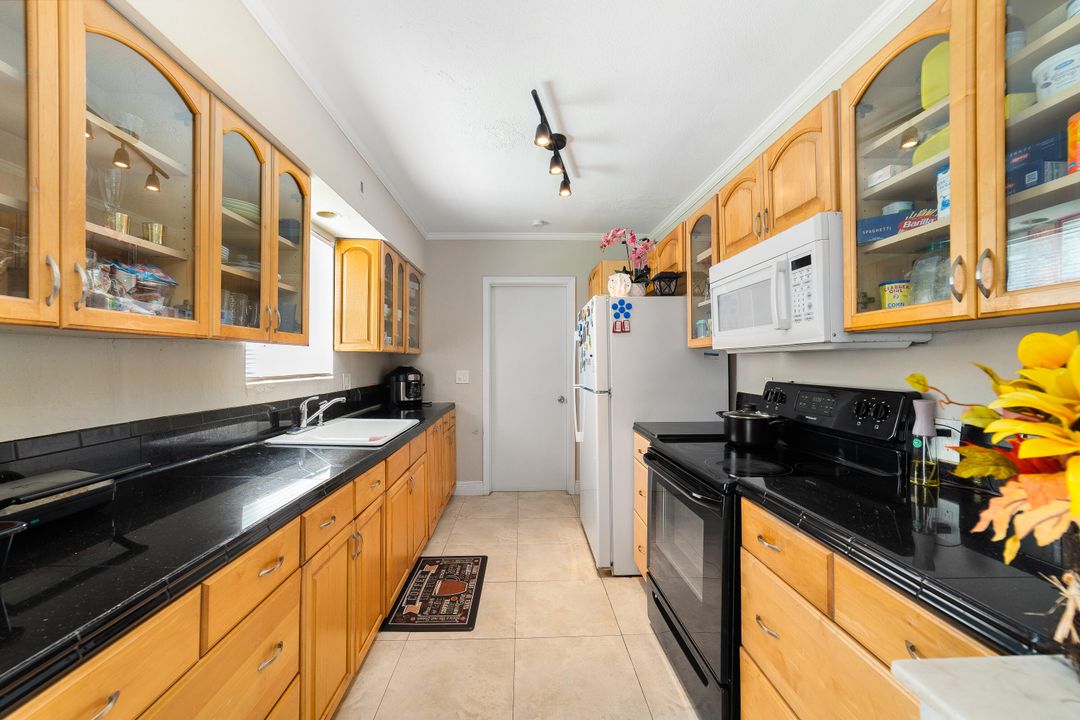 For Sale: $449,900 (3 beds, 2 baths, 1249 Square Feet)