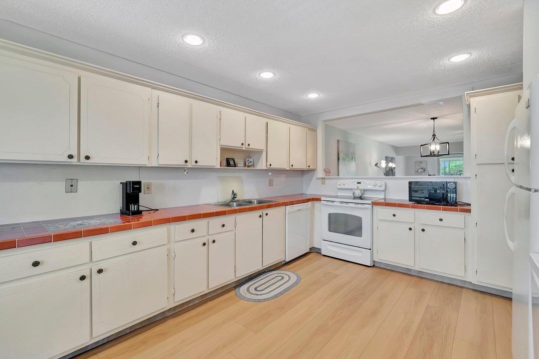 For Sale: $279,999 (2 beds, 2 baths, 1335 Square Feet)