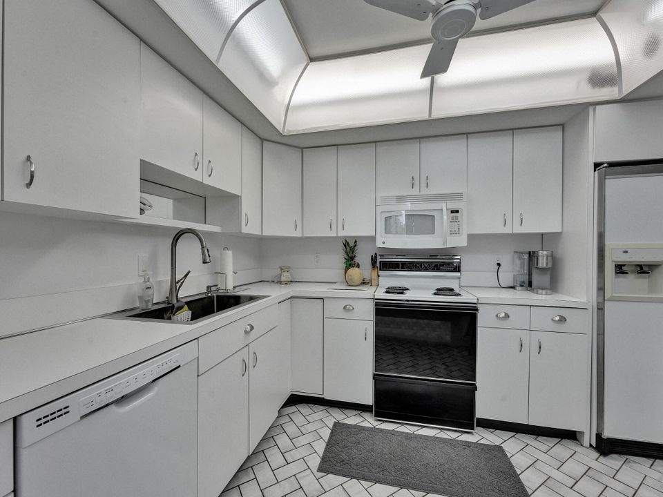 For Sale: $275,000 (2 beds, 2 baths, 1647 Square Feet)