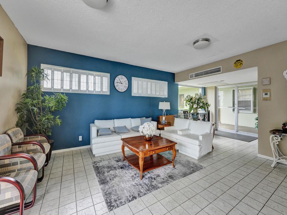 For Sale: $275,000 (2 beds, 2 baths, 1647 Square Feet)