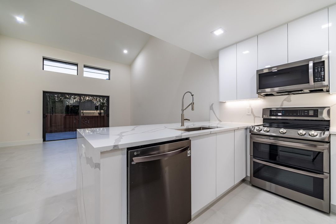 For Sale: $329,000 (2 beds, 2 baths, 1212 Square Feet)