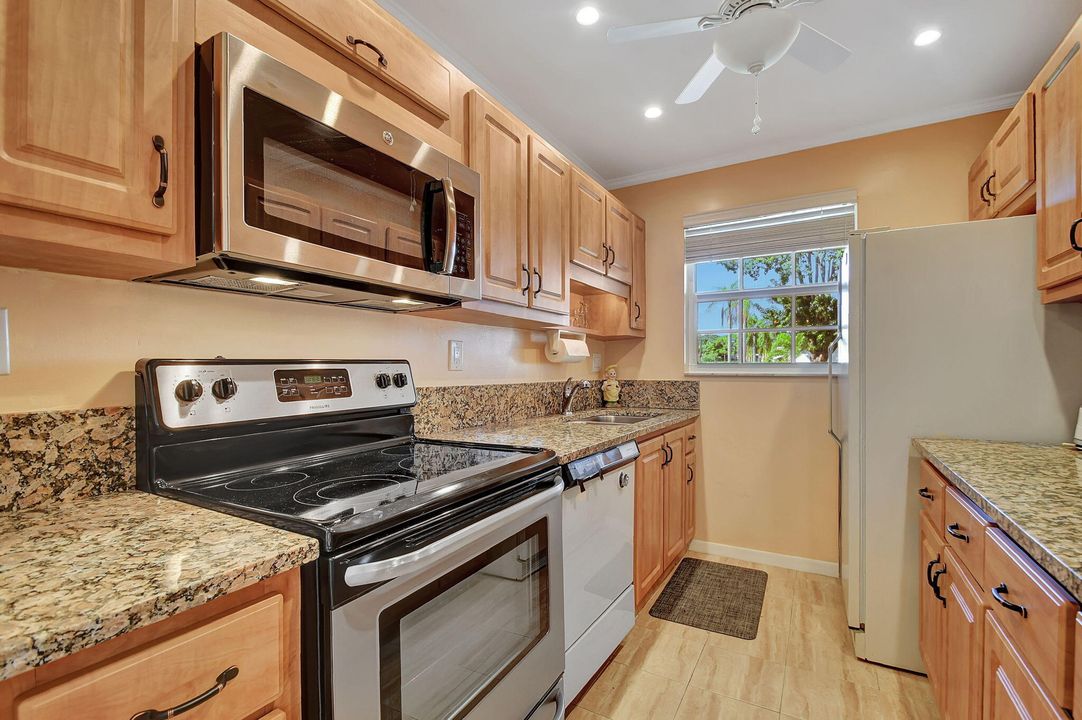 For Sale: $220,000 (2 beds, 2 baths, 1137 Square Feet)