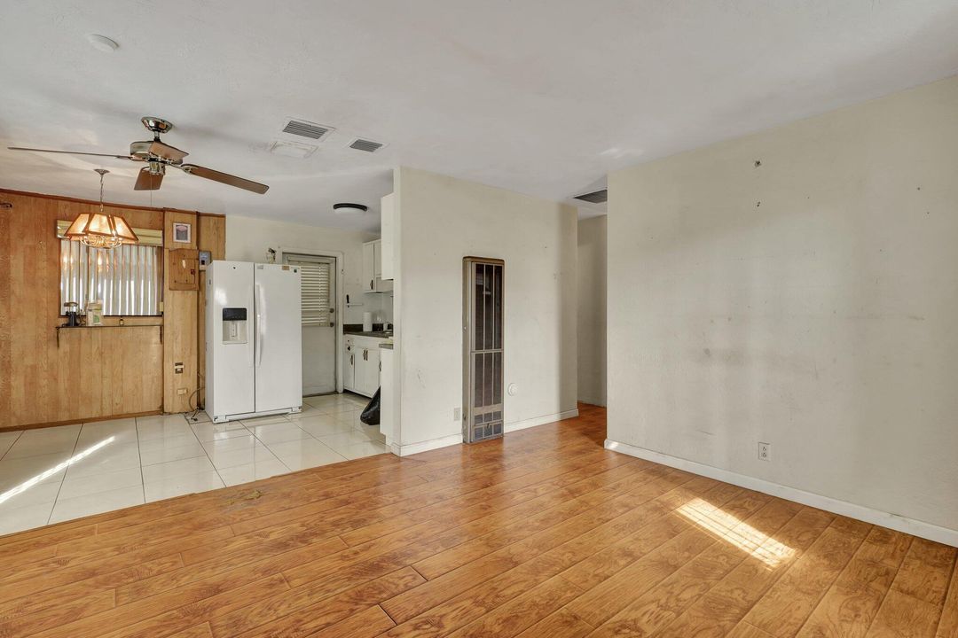 For Sale: $255,000 (3 beds, 1 baths, 864 Square Feet)