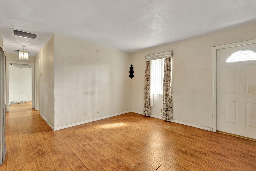 For Sale: $255,000 (3 beds, 1 baths, 864 Square Feet)