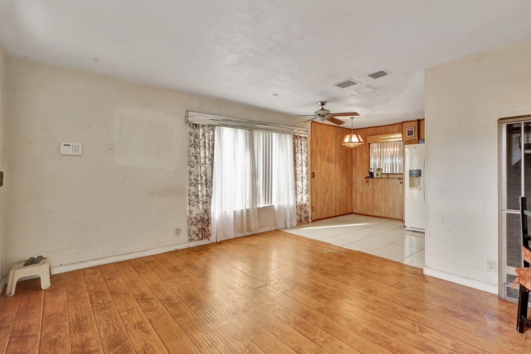 For Sale: $255,000 (3 beds, 1 baths, 864 Square Feet)