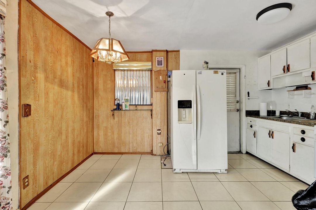 For Sale: $255,000 (3 beds, 1 baths, 864 Square Feet)