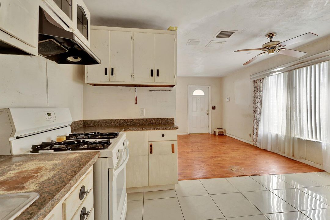 For Sale: $255,000 (3 beds, 1 baths, 864 Square Feet)