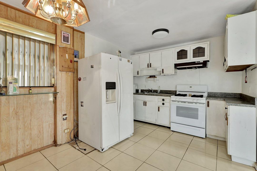 For Sale: $255,000 (3 beds, 1 baths, 864 Square Feet)