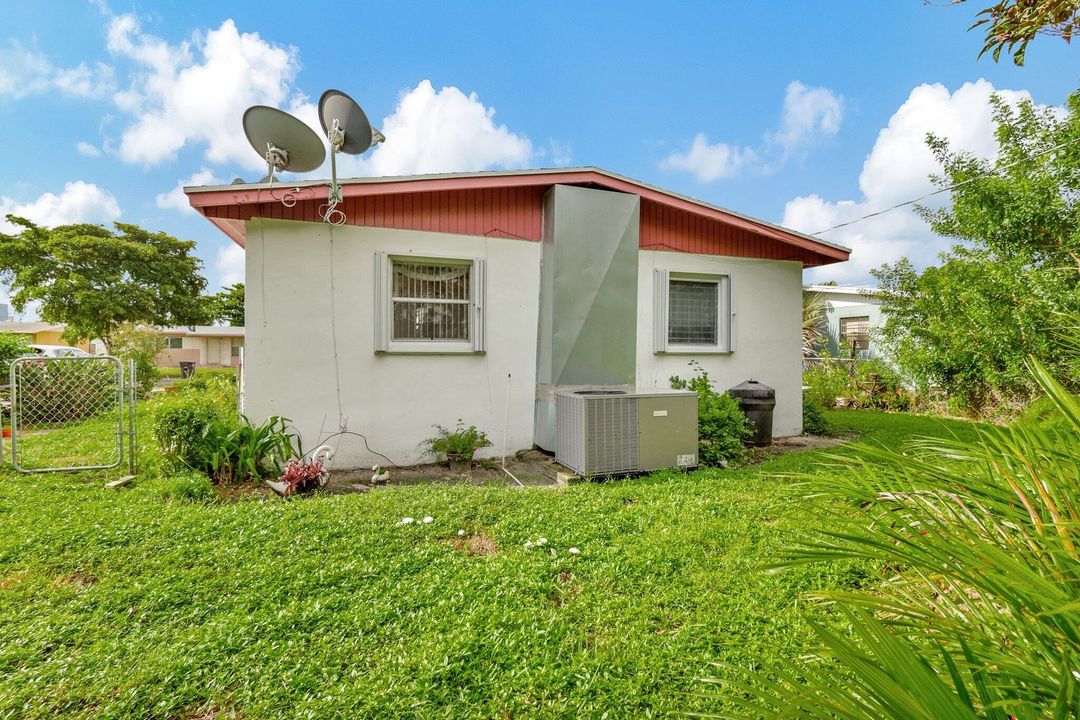 For Sale: $255,000 (3 beds, 1 baths, 864 Square Feet)