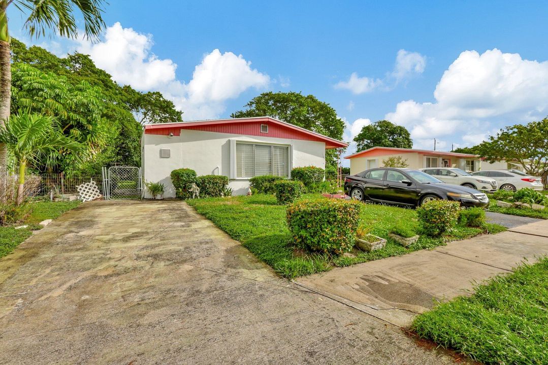 For Sale: $255,000 (3 beds, 1 baths, 864 Square Feet)