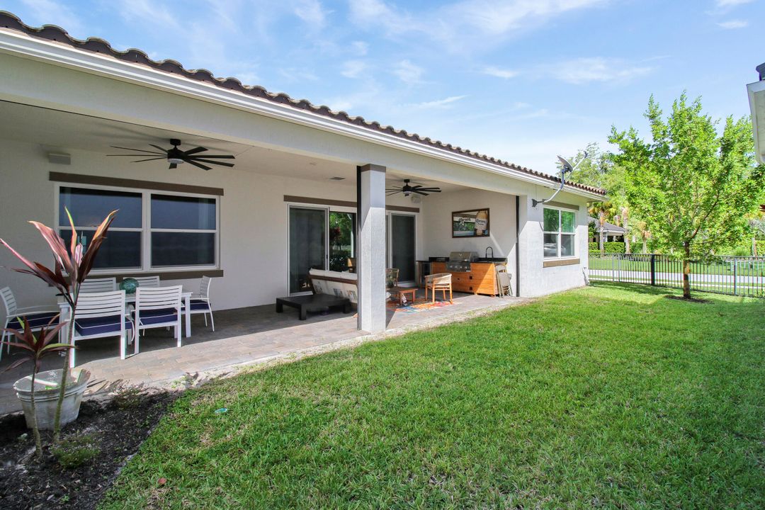 For Sale: $859,900 (4 beds, 2 baths, 2877 Square Feet)