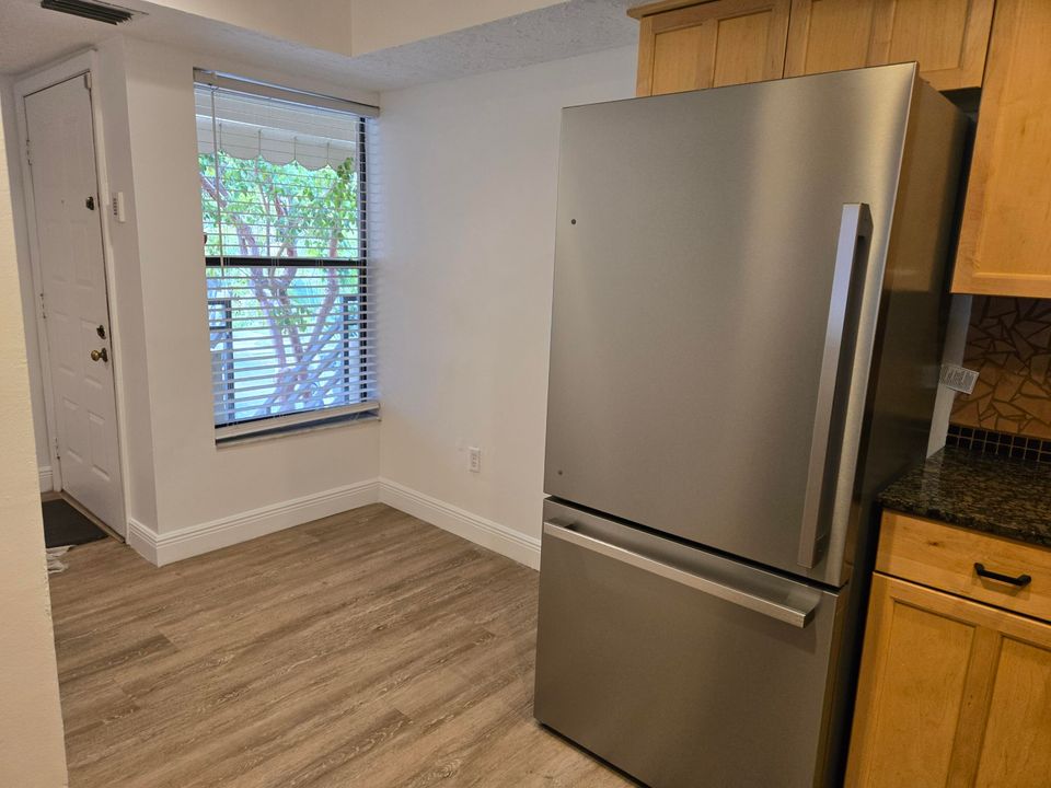 For Sale: $300,000 (3 beds, 2 baths, 1185 Square Feet)