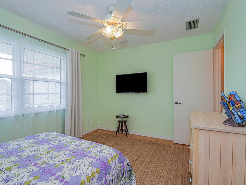 For Sale: $179,000 (2 beds, 2 baths, 1000 Square Feet)