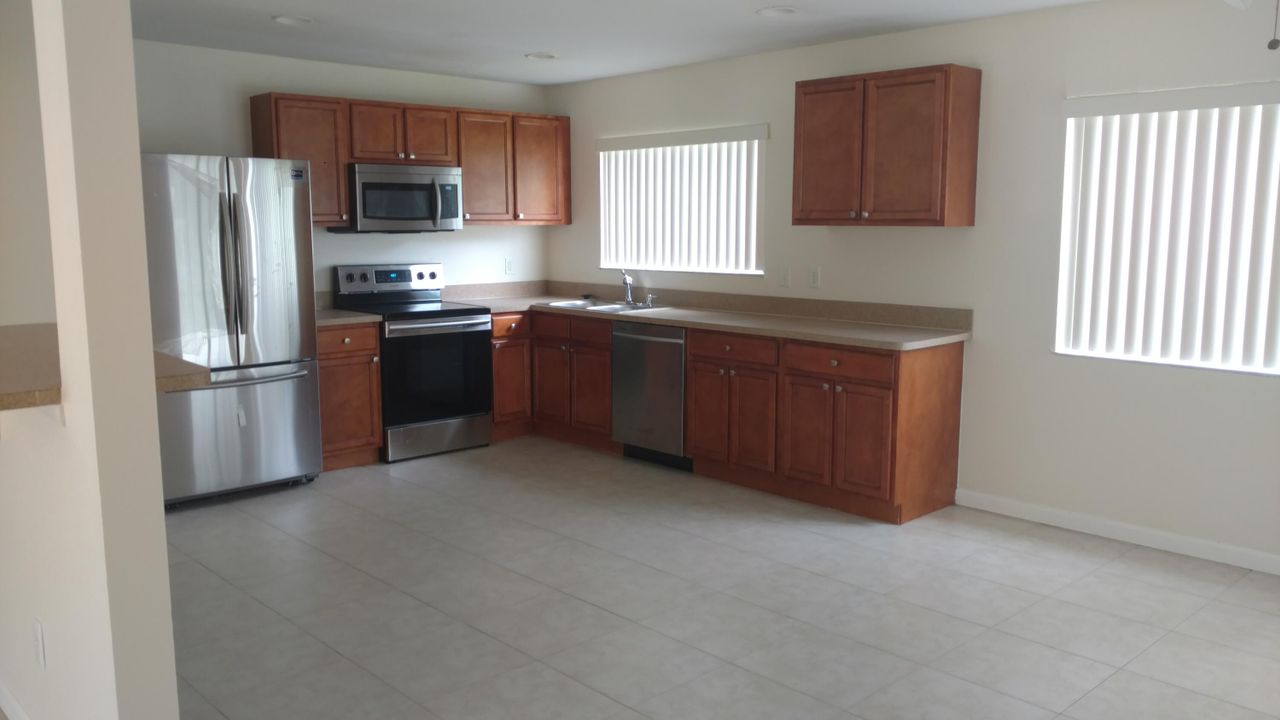 For Rent: $2,350 (3 beds, 2 baths, 1176 Square Feet)