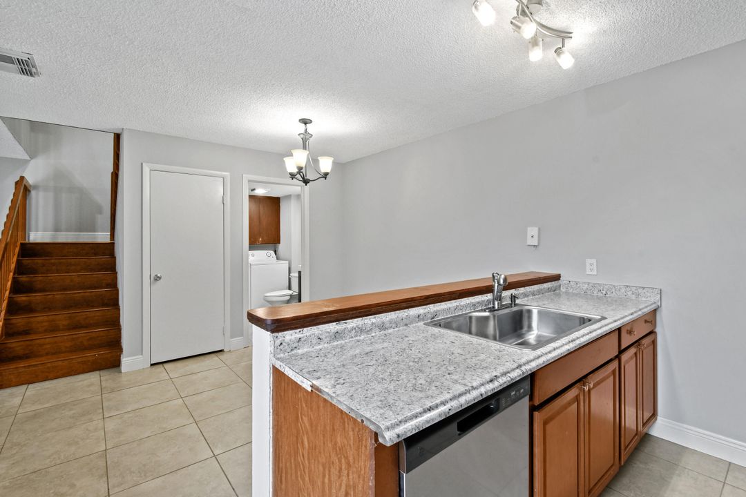 Active With Contract: $2,150 (2 beds, 2 baths, 1236 Square Feet)