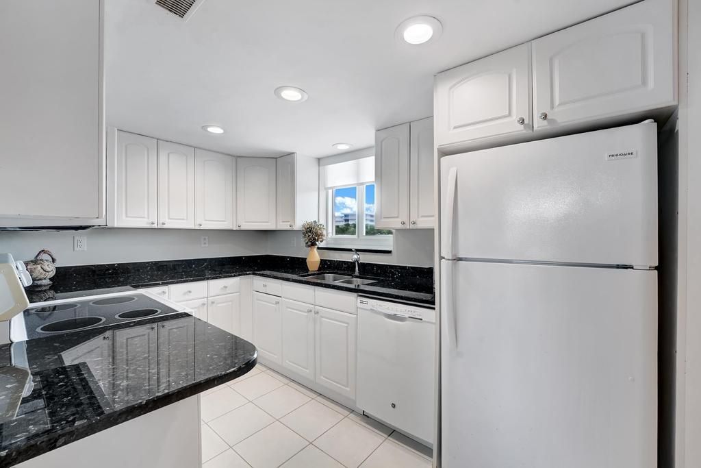 For Sale: $635,000 (2 beds, 2 baths, 1116 Square Feet)