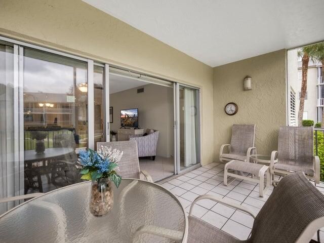 For Sale: $439,900 (2 beds, 2 baths, 1101 Square Feet)