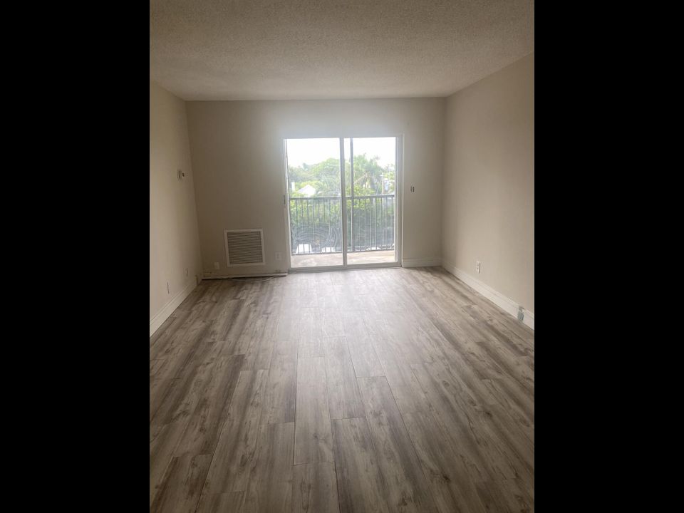 For Sale: $339,900 (1 beds, 1 baths, 708 Square Feet)