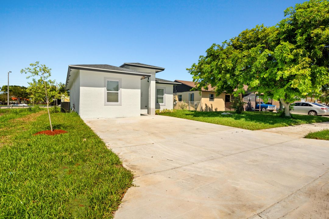 For Sale: $430,000 (4 beds, 2 baths, 1600 Square Feet)