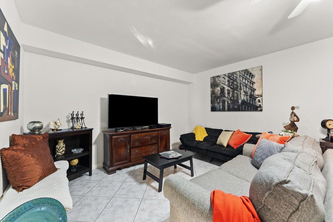 Active With Contract: $289,000 (2 beds, 2 baths, 1236 Square Feet)