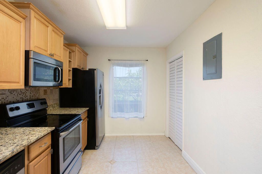 For Sale: $198,500 (2 beds, 2 baths, 1095 Square Feet)