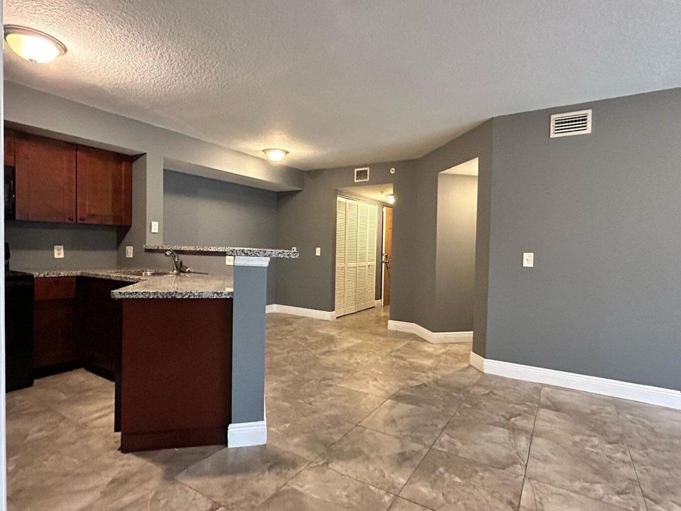 For Sale: $225,000 (2 beds, 2 baths, 1060 Square Feet)