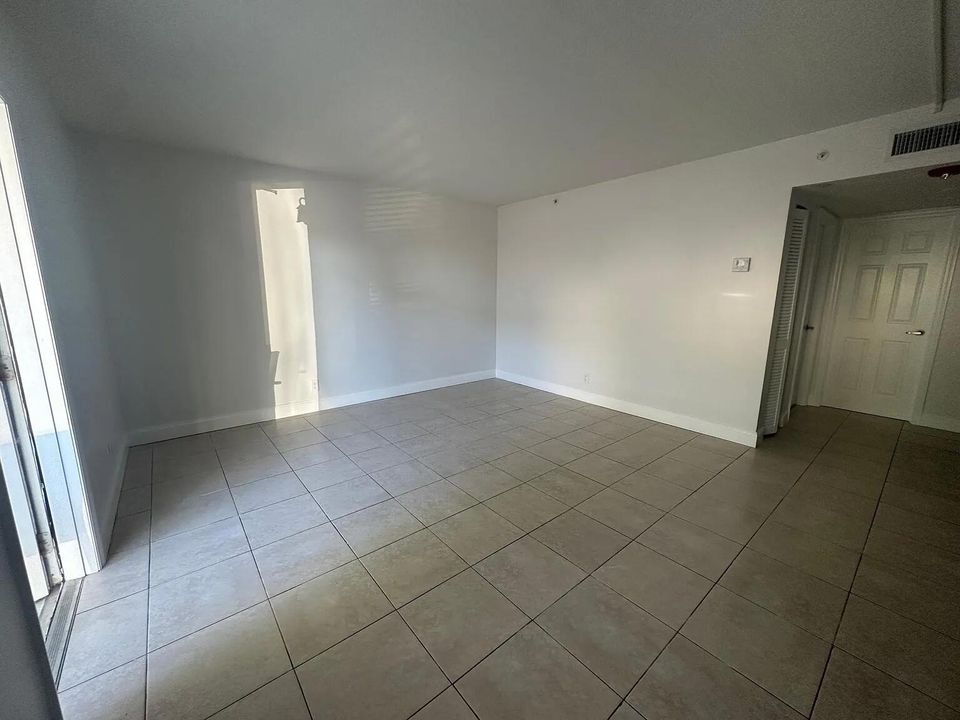 For Rent: $1,900 (2 beds, 1 baths, 857 Square Feet)