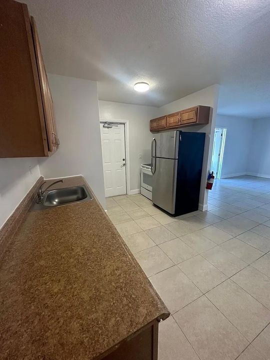 For Rent: $1,900 (2 beds, 1 baths, 857 Square Feet)