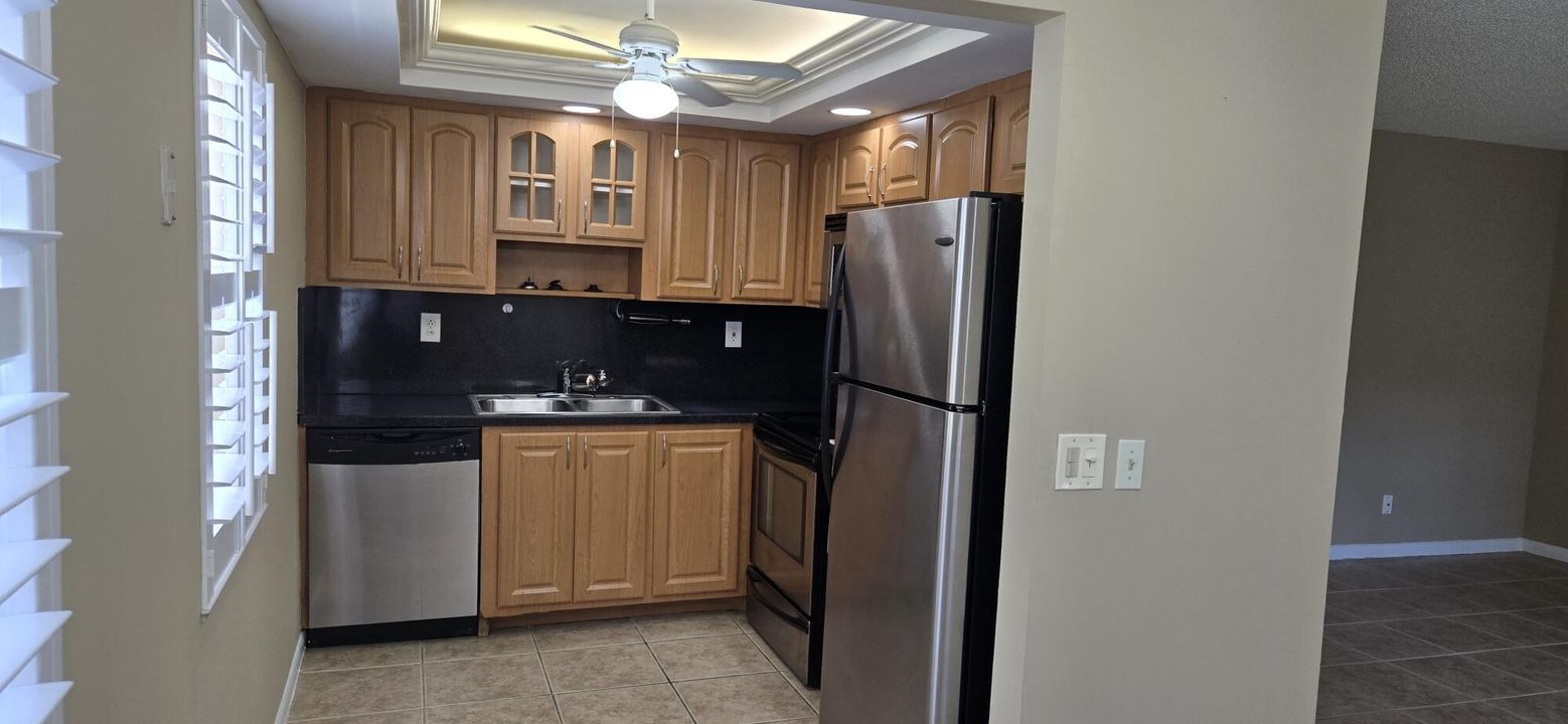 For Sale: $159,000 (2 beds, 2 baths, 902 Square Feet)