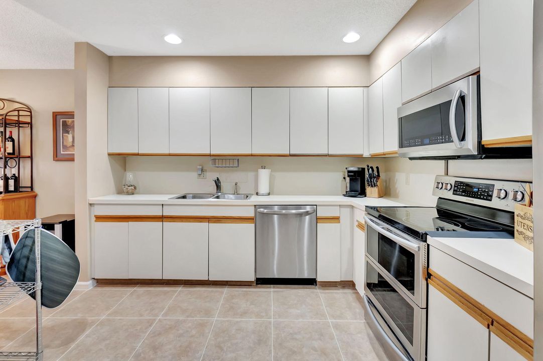 For Sale: $339,000 (2 beds, 1 baths, 1025 Square Feet)