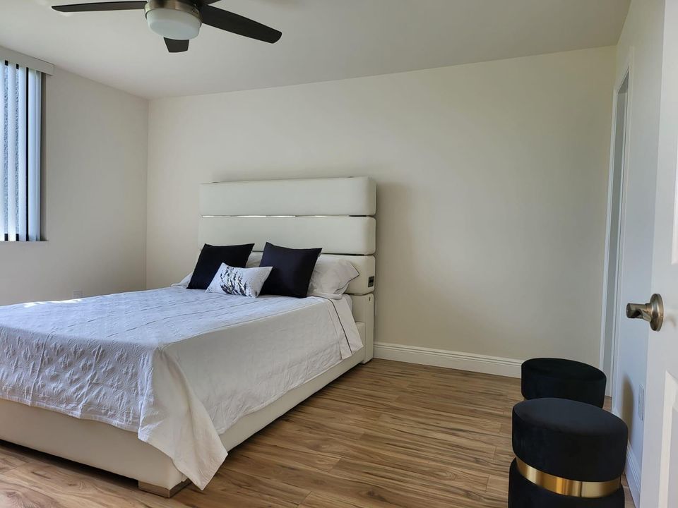 For Sale: $295,000 (2 beds, 2 baths, 978 Square Feet)