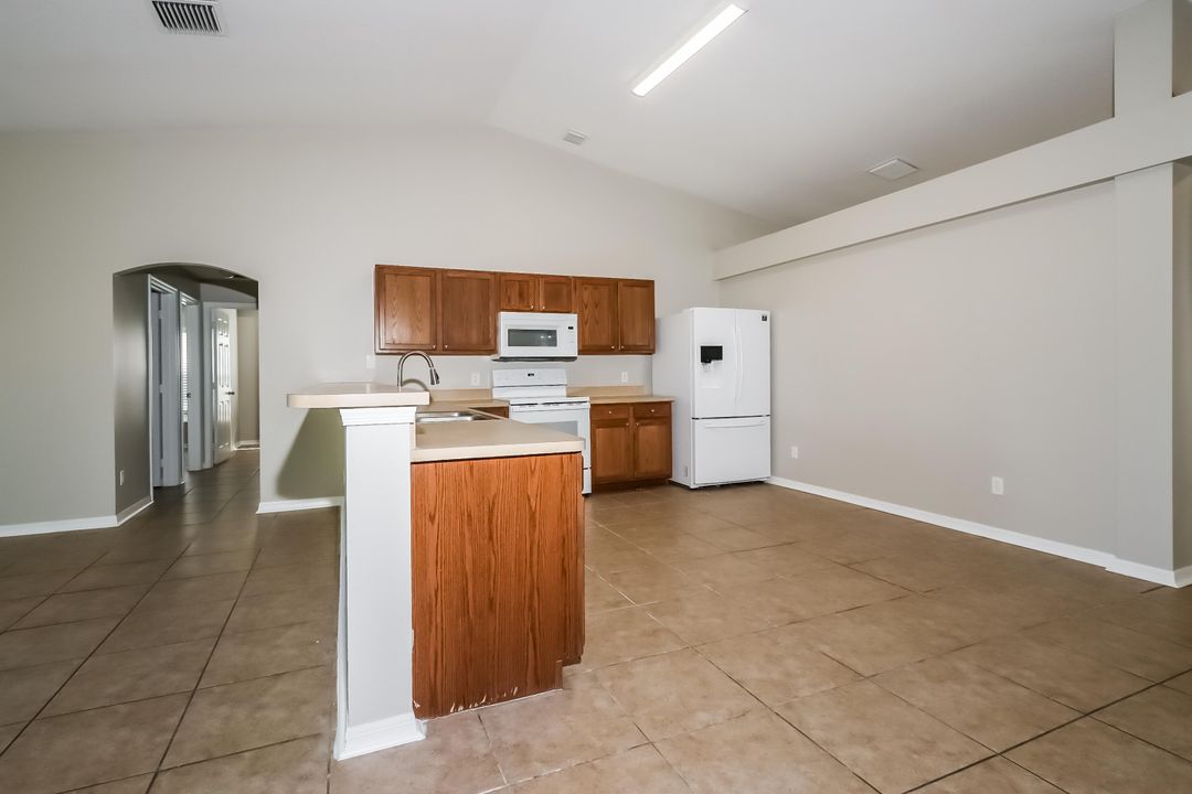 For Rent: $2,435 (3 beds, 2 baths, 1808 Square Feet)