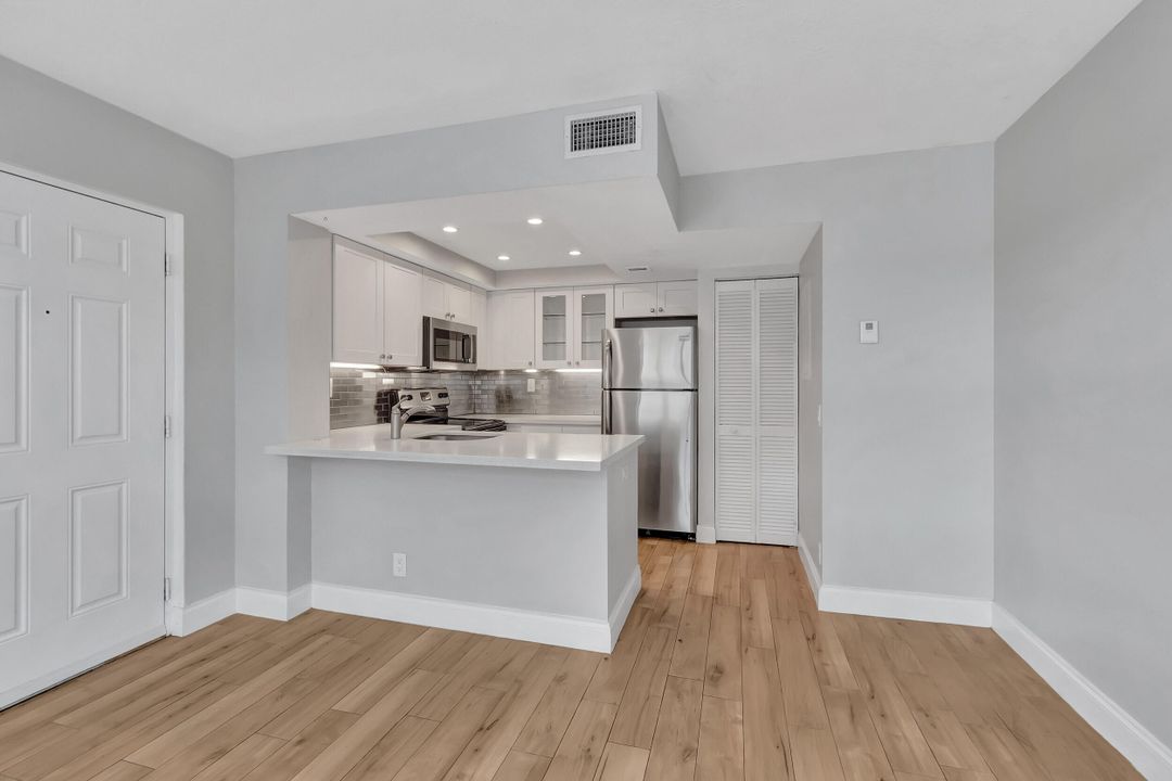 Active With Contract: $174,900 (1 beds, 1 baths, 527 Square Feet)