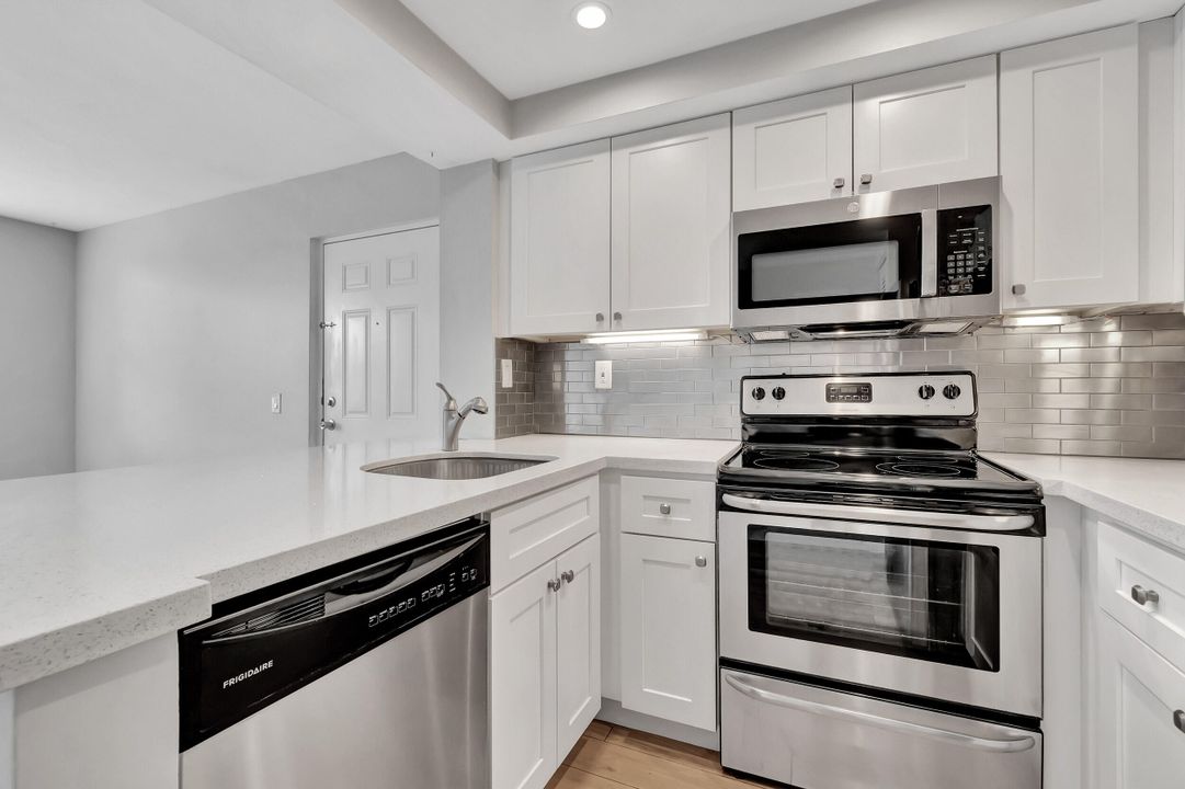 Active With Contract: $174,900 (1 beds, 1 baths, 527 Square Feet)