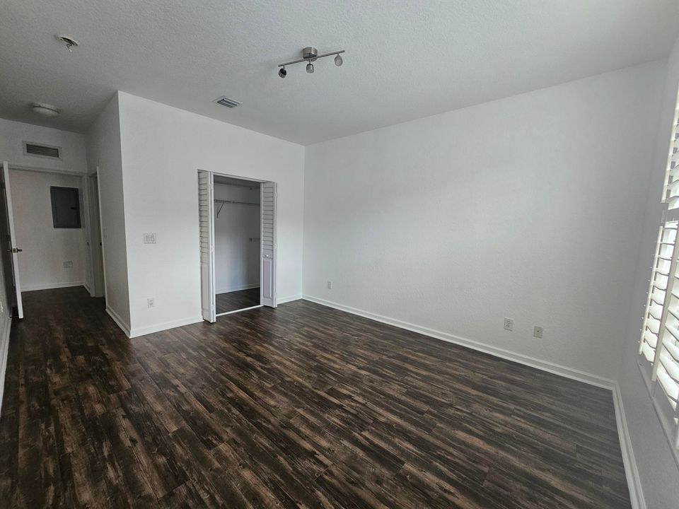 For Rent: $1,900 (2 beds, 2 baths, 1004 Square Feet)