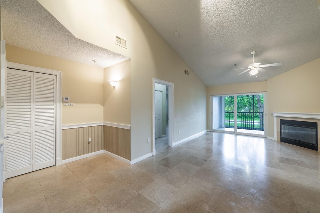 For Sale: $375,000 (2 beds, 2 baths, 997 Square Feet)