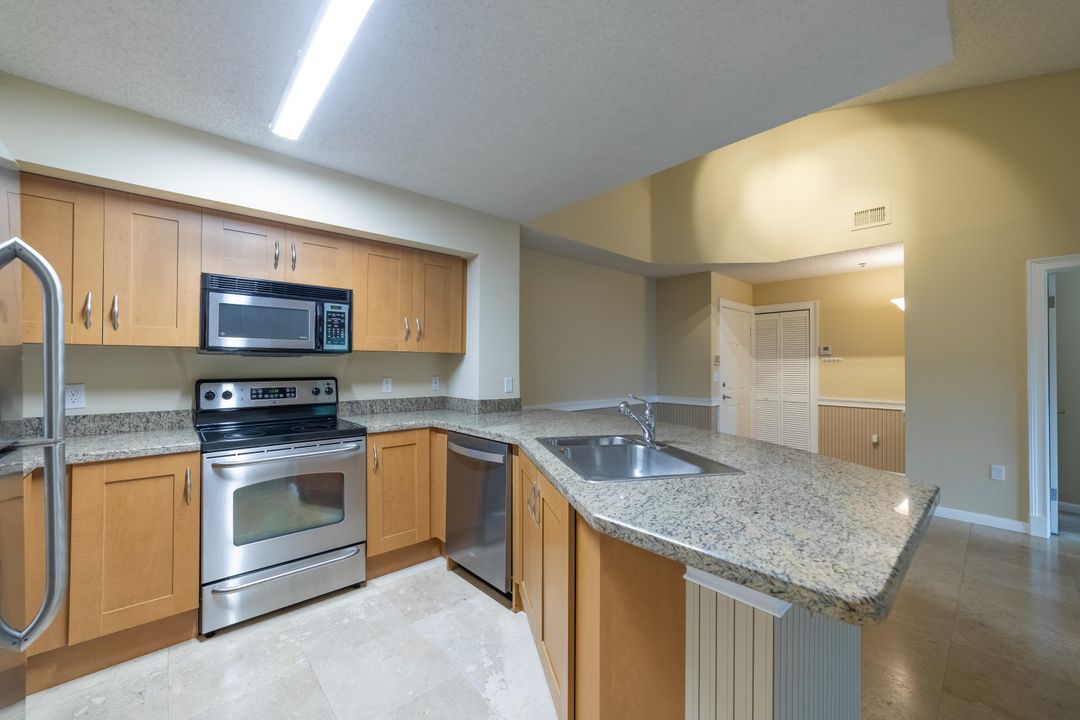 For Sale: $375,000 (2 beds, 2 baths, 997 Square Feet)