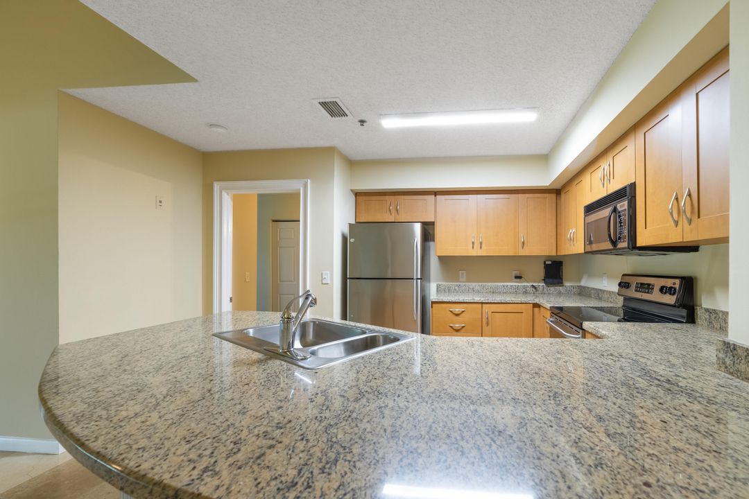 For Sale: $375,000 (2 beds, 2 baths, 997 Square Feet)