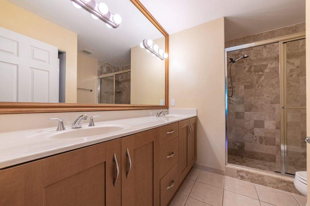 For Sale: $375,000 (2 beds, 2 baths, 997 Square Feet)